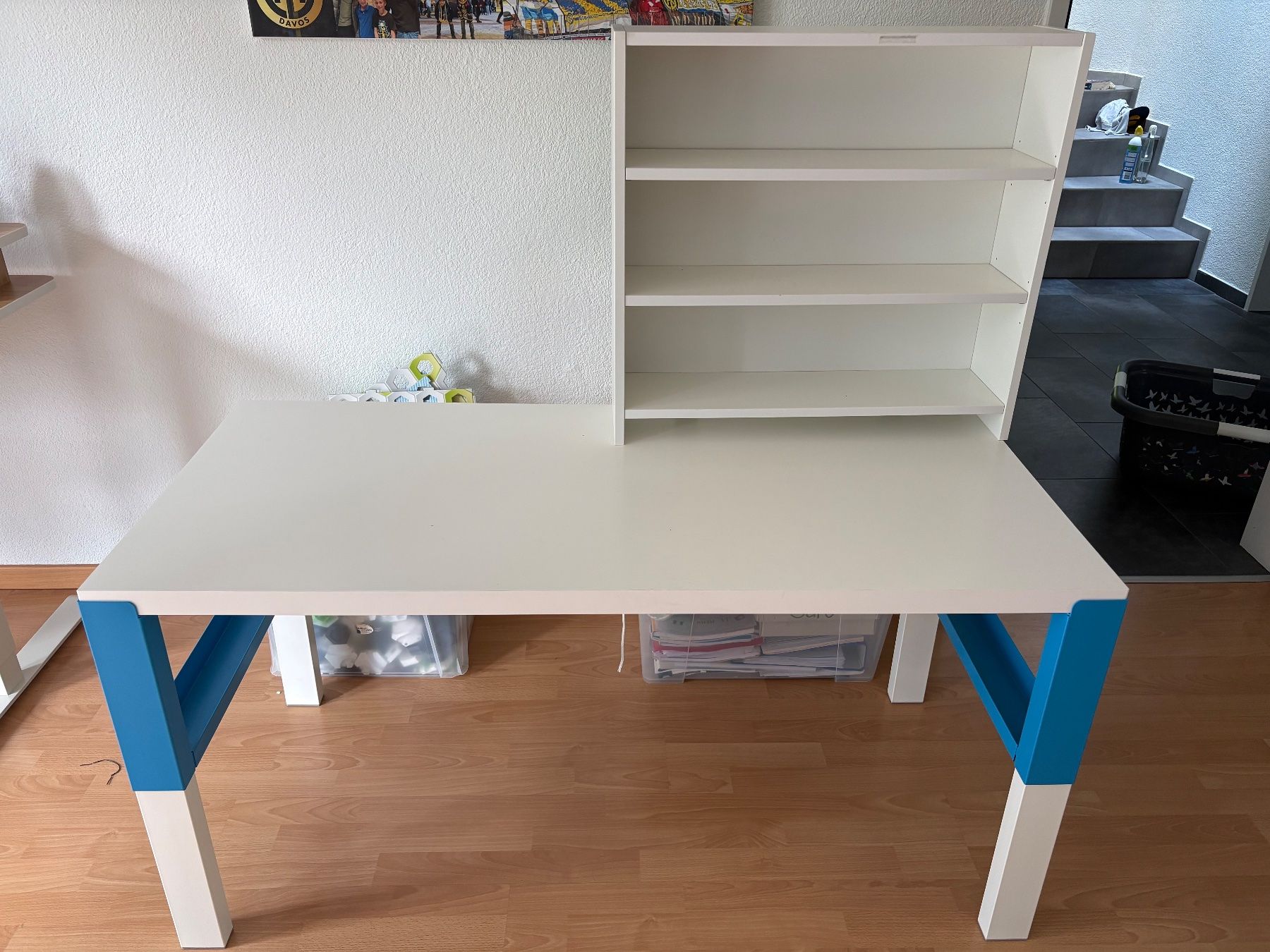 Ikea Schreibtische: Kinderschreibtisch mit Aufsatz – Gebraucht aus Riedern von c_l_9xxx