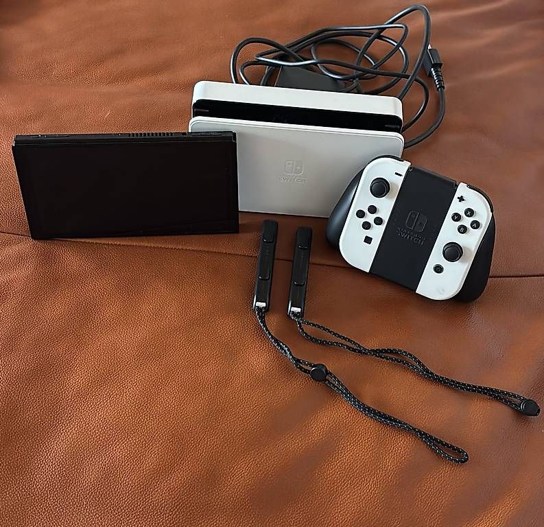 Nintendo Console: Nintendo Switch OLED Weiss  Wie neu! – Usato da Sisseln AG venduto da xerix
