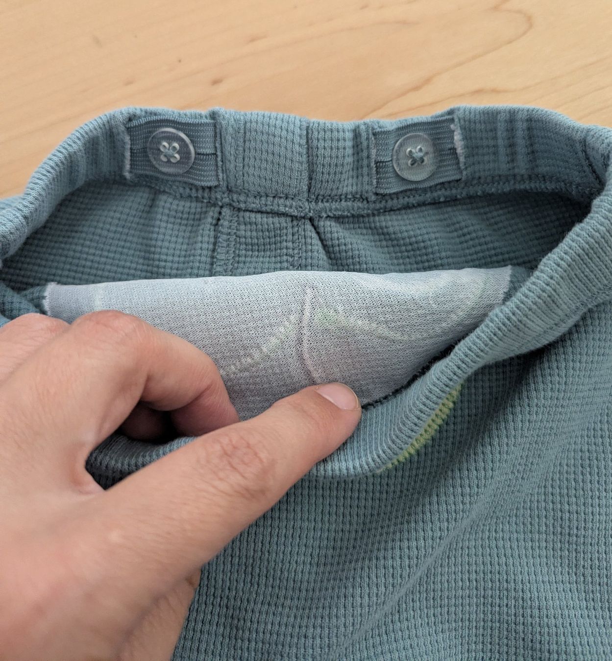 Tchibo Pantaloni: Kinder Hosen mit Apfel Grösse 74/80 – Usato da Uster venduto da petches 2