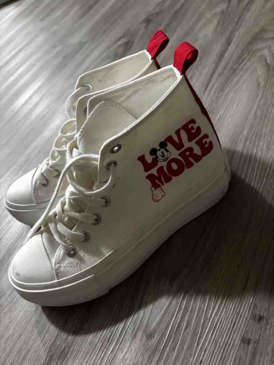 Scarpe da uomo: Turnschuhe weiss Mickey Mouse Grösse 37 – Usato da Gossau SG venduto da Swisslady25
