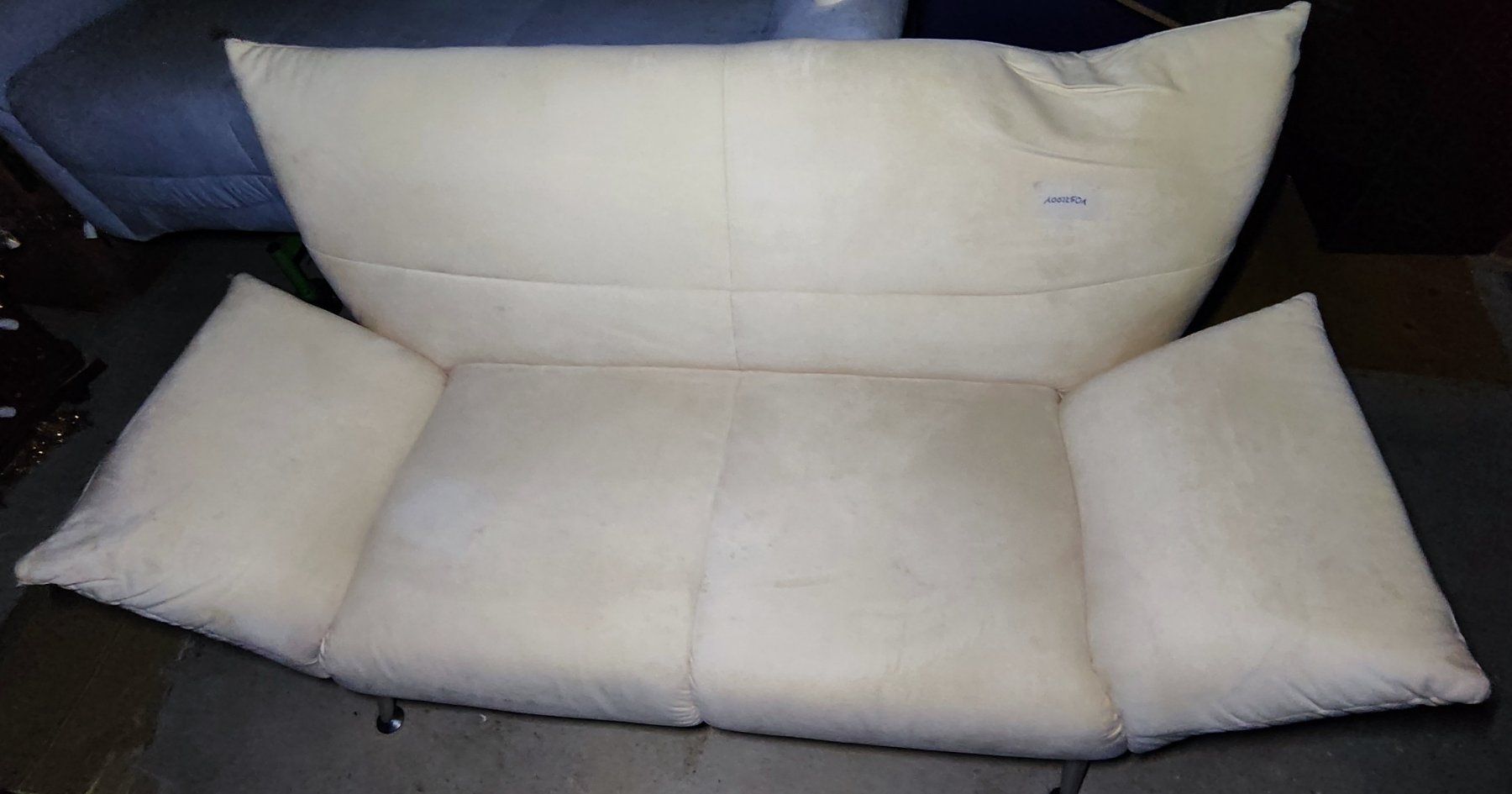 Sofas: 2er Sofa, Bezug Alcantara beige – D'occasion à Rorschacherberg par snOOpydOg11 6