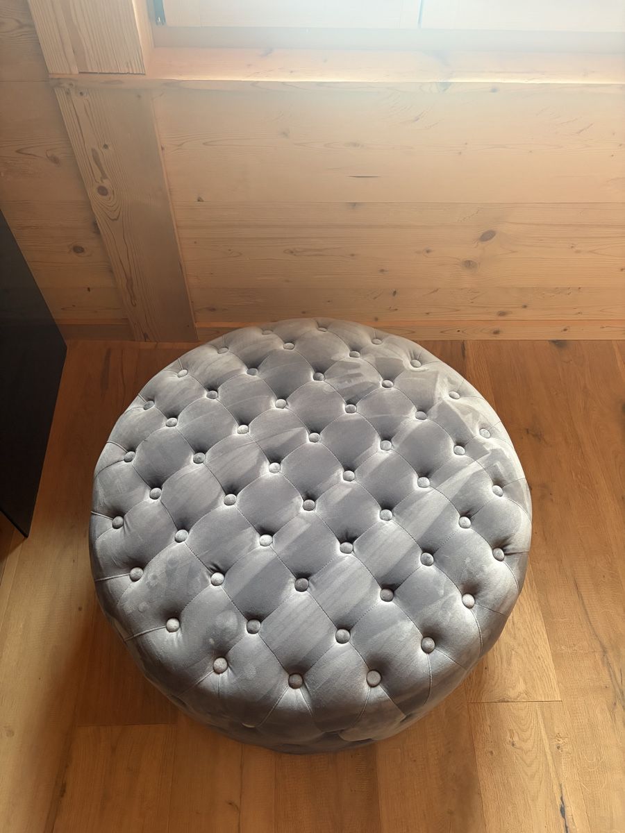 Hocker: Eleganter Samt-Hocker / Pouf in Grau – Gebraucht aus Oberdiessbach von Chachacha95 1
