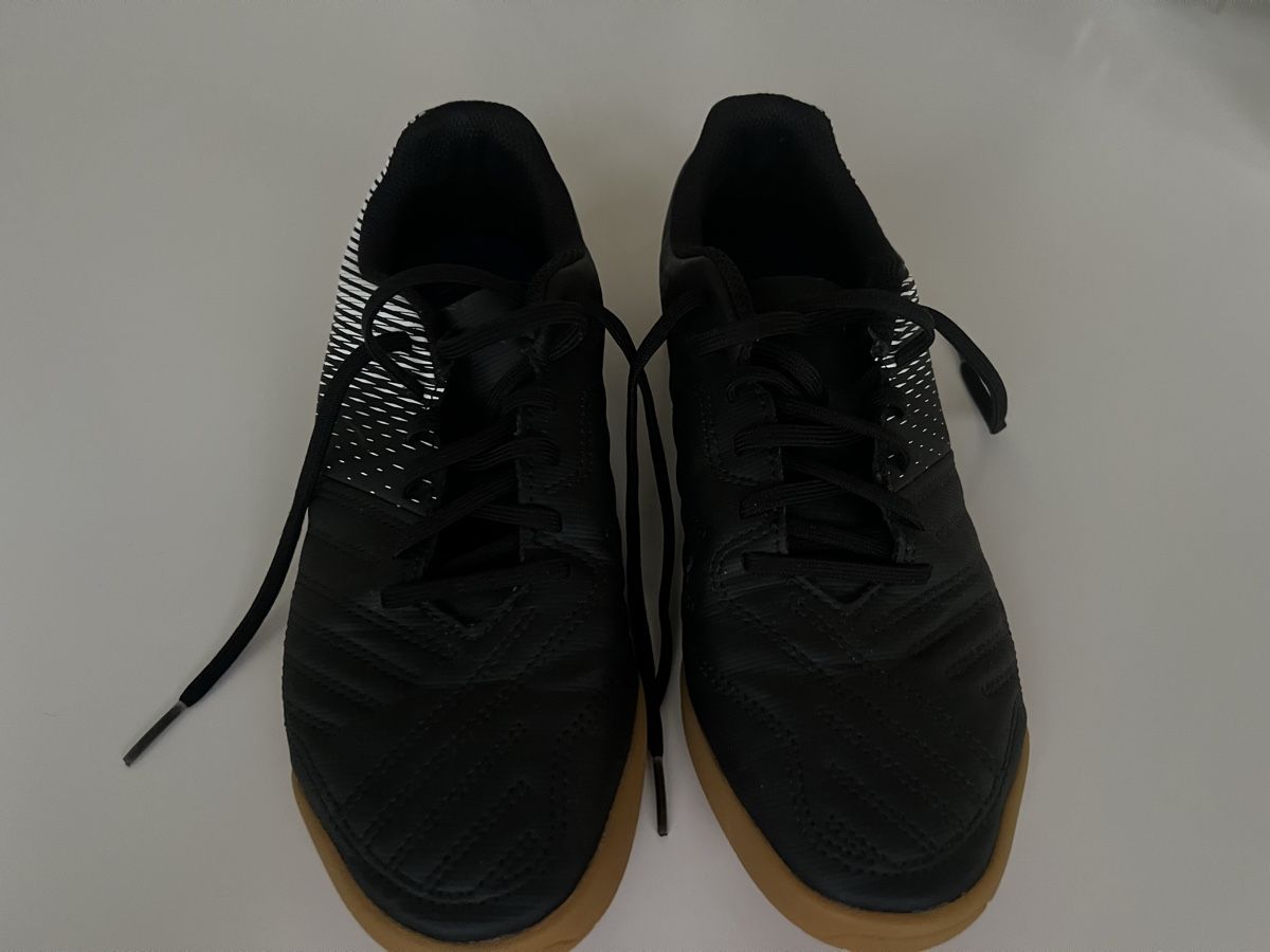 Scarpe per ragazzi: Chaussures de salle Kipsta, taille 38 noté 39 – Usato da Sion venduto da jerermy1911 1