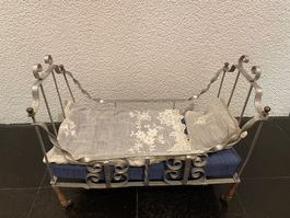 Antikes Puppenbett, Metall, mit Bettwäsche