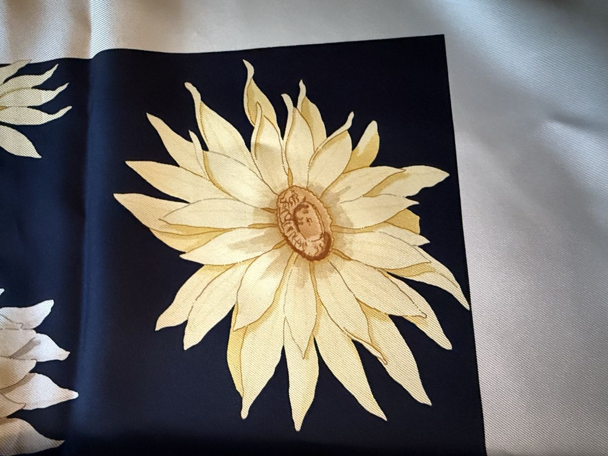 Salvatore Ferragamo Foulards, Tücher & Schals: Salvatore Ferragamo Seidentuch Blumenmuster, – Gebraucht aus Aarburg von Schatzaffe 3