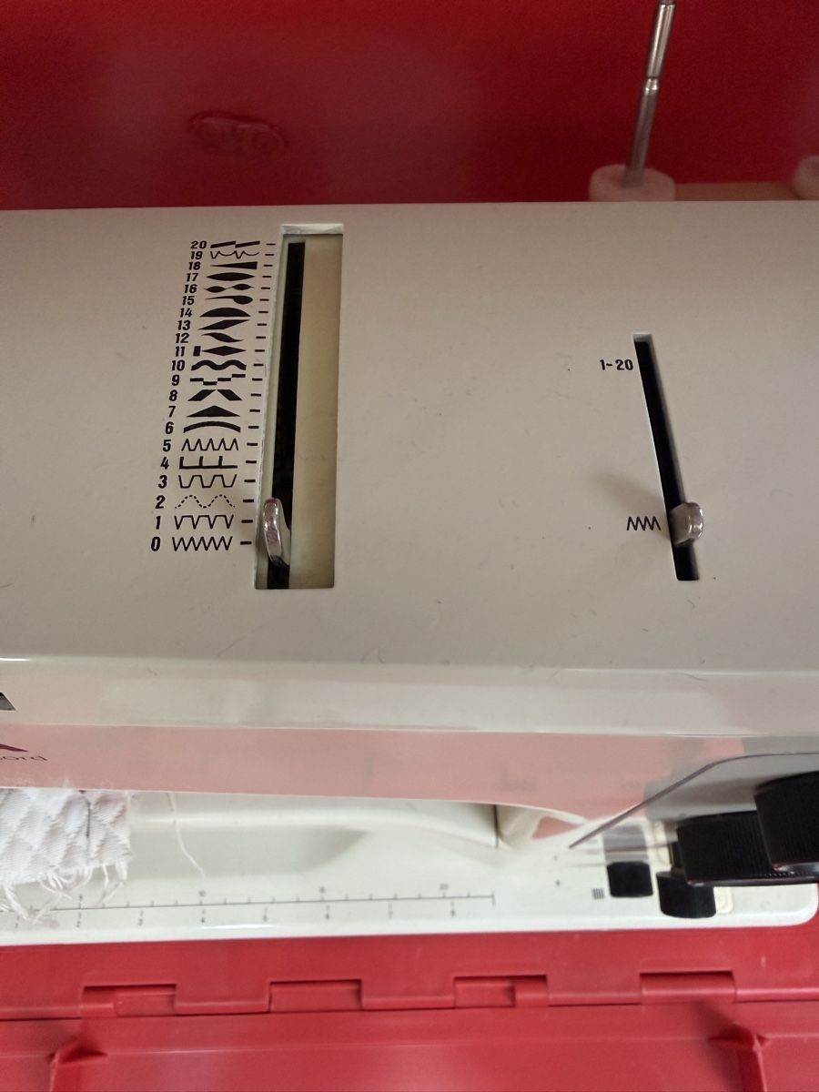 Bernina Macchine da cucire: Bernina Record Electronic mit rotem Koffer  – Usato da Wildegg venduto da KramerBeni 3