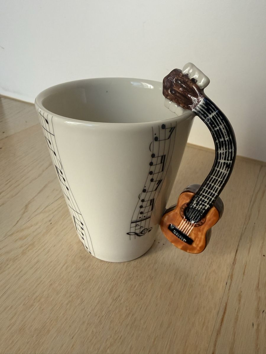Tazze: Sammlertasse mit Gitarre-Griff und Noten Design. Neu. – Nuovo (secondo la descrizione) da Buch am Irchel venduto da Sweetharth 3