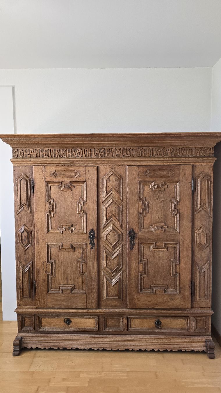 Armadi: Massiver alter  Holz Schrank  – Usato da wallisellen venduto da funkelsternchen5