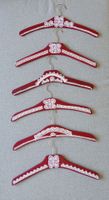 6 Vintage Kleiderbügel aus Holz mit Spitzenbesatz Rot