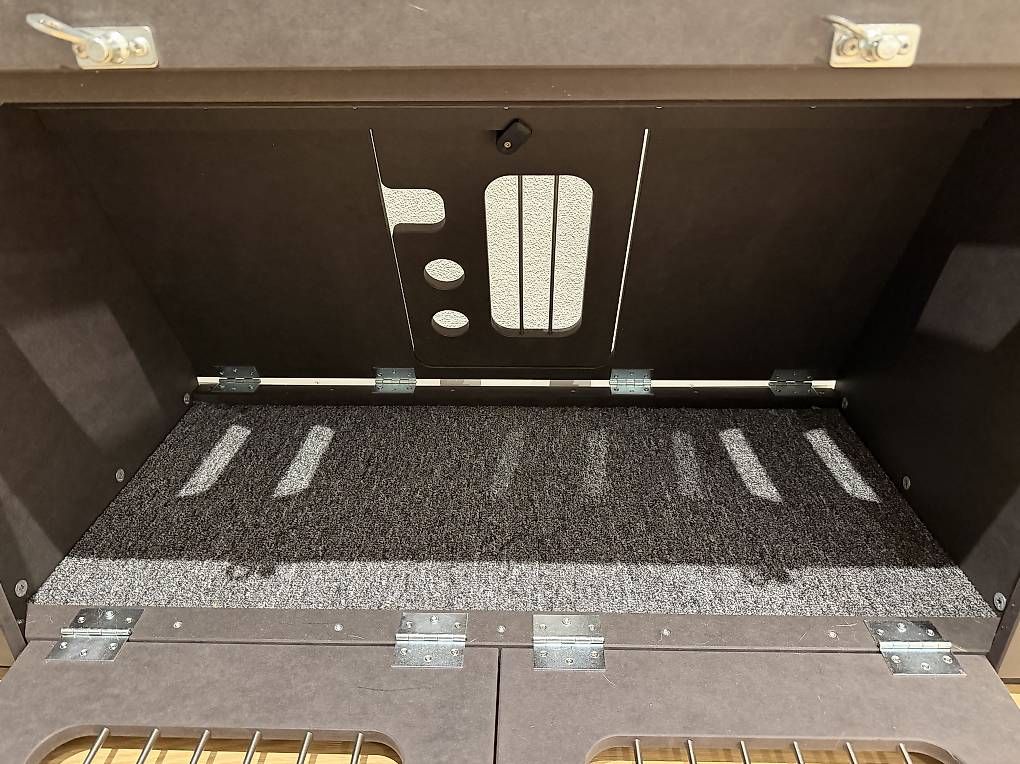Cages, transport & sécurité: Hundebox Sonderanfertigung Tesla Model Y – D'occasion à Beckenried par den_cl7n 1