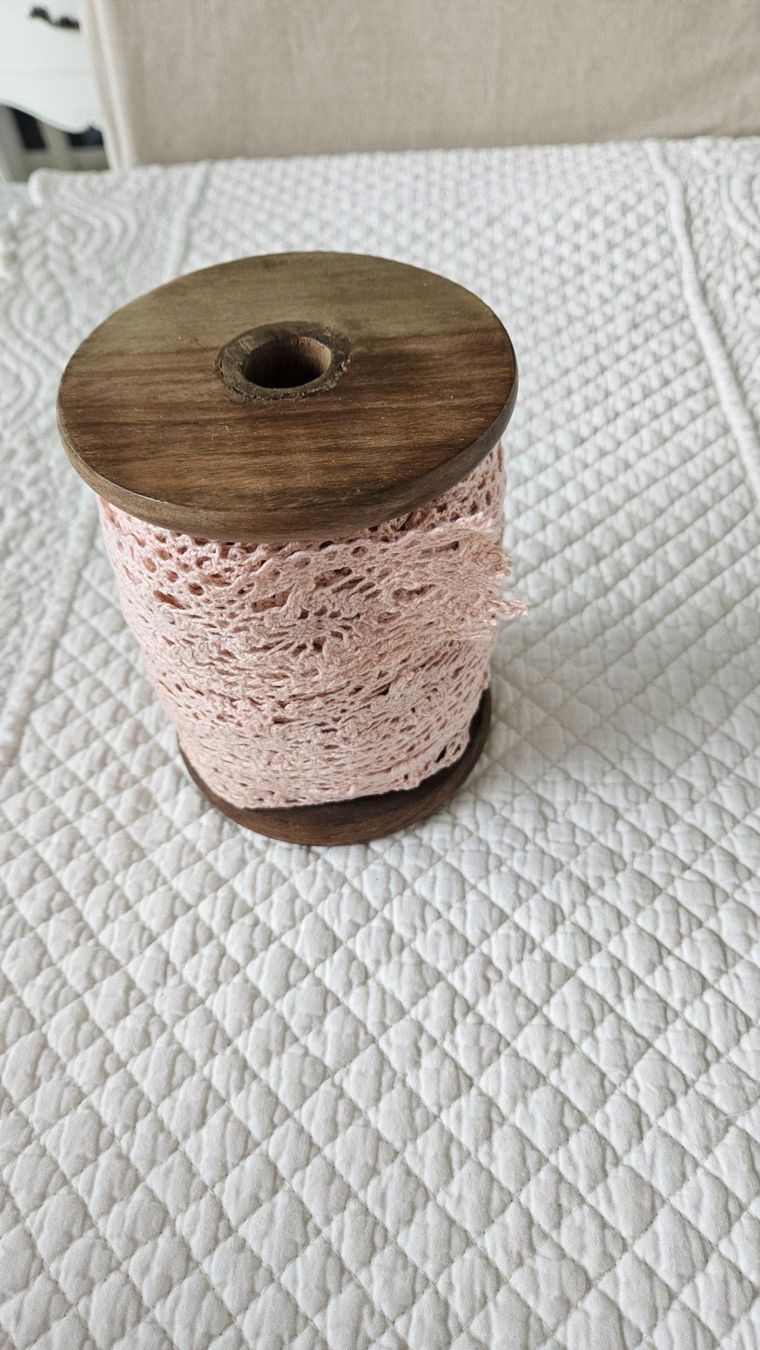 Stoffe: Holzspule mit rosa Häkelspitze Spitze 16 Meter – Neu (gemäss Beschreibung) aus Gossau ZH von LeoniesDeko 1