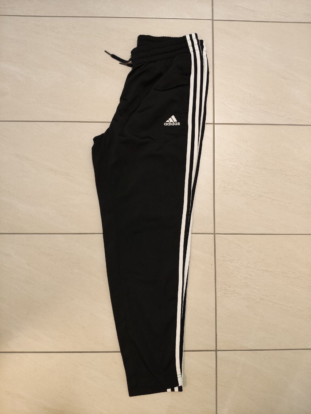 Adidas Completi: Adidas Trainingsanzug – Usato da Mendrisio venduto da Dee-11 1