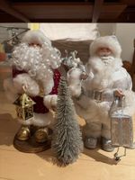 Zwei Weihnachtsmänner mit Tannenbaum Dekoration Set