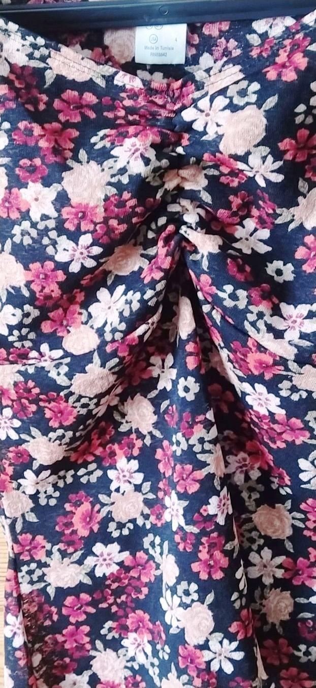 Chemisiers: Bluse mit Blumenmuster aus 100% Polyester in Grösse S – Neuf (Voir description) à Zürich par 1-2-3-Kaufen 3