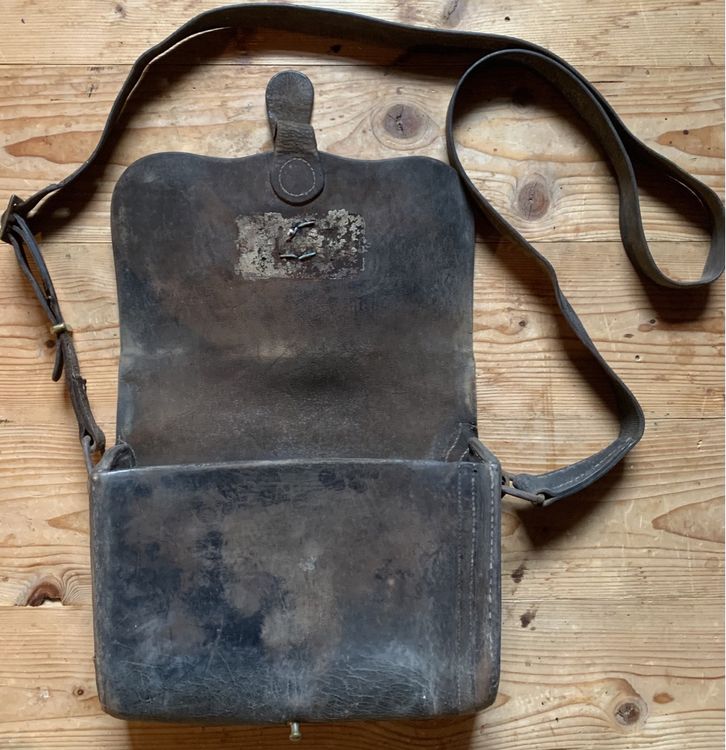 Alte Ledertasche der CH Armee 3