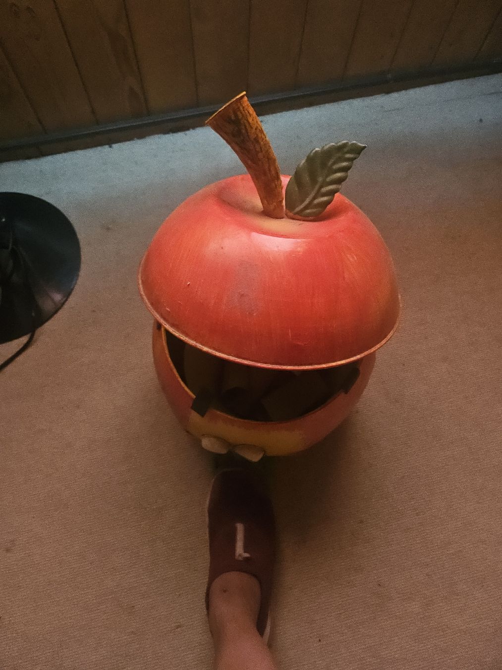Altro per la casa: Apfel Eimer mit Gesicht und Stiel, Metall rot, ca. 33cm – Usato da Pfeffikon Lu venduto da Rosentraum 1