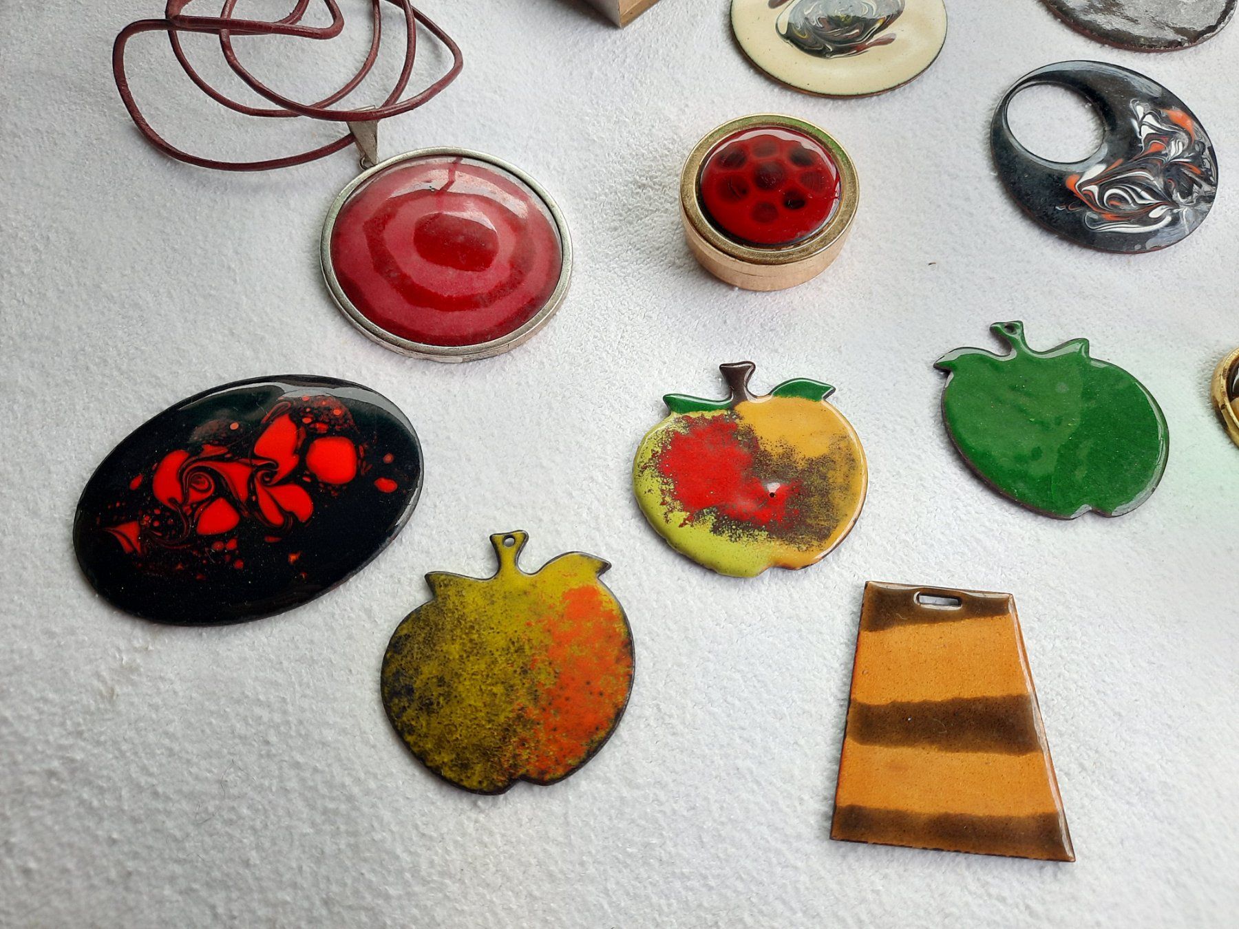 Altri gioielli: Vintage Email Schmuck und Schmuckteile – Usato da Weinfelden venduto da JoeBaer 1