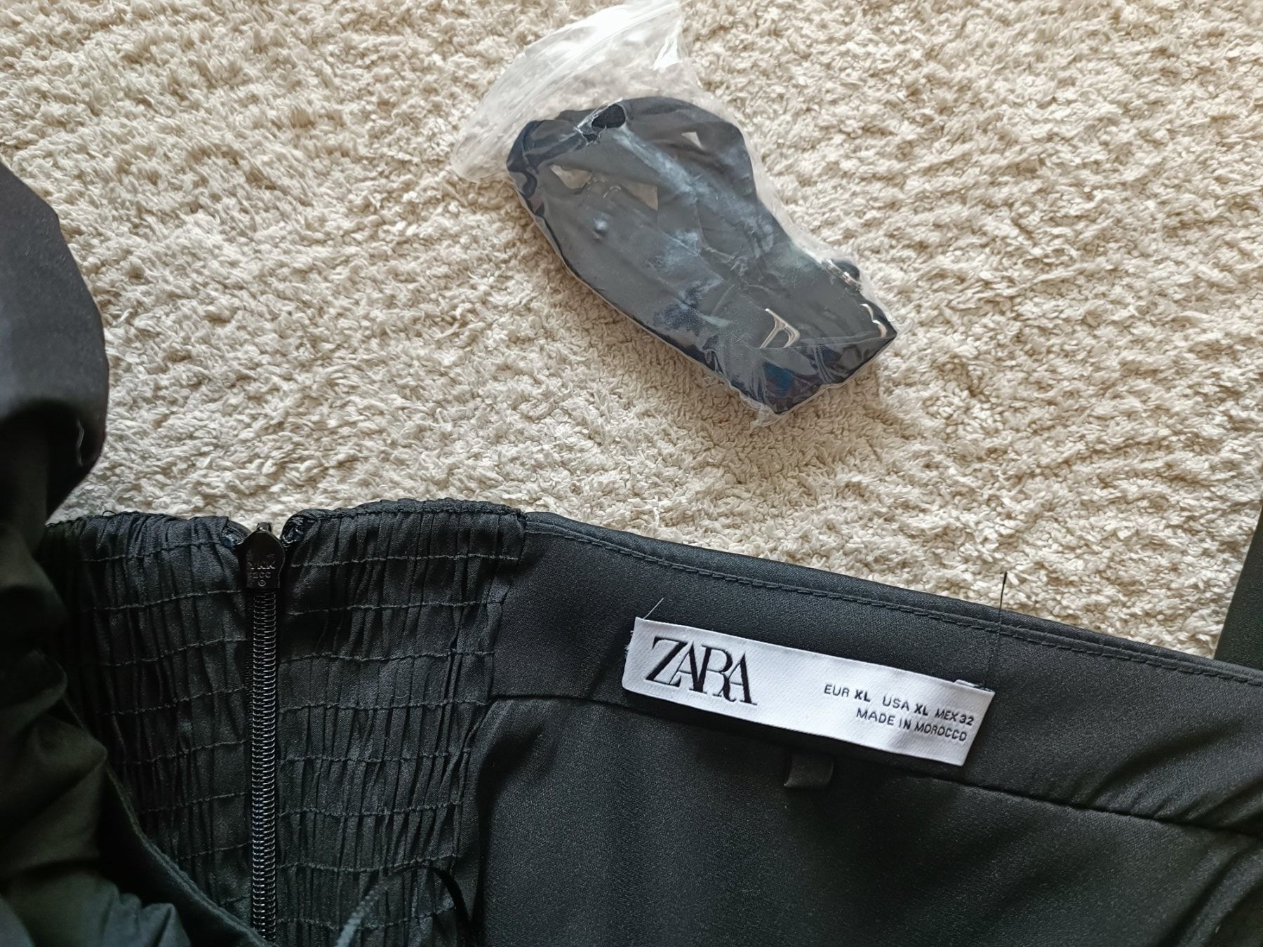 Zara Tute: Schwarzer Rüschenoverall von Zara. Größe XL – Nuovo (secondo la descrizione) da Wallisellen venduto da C_DM 6