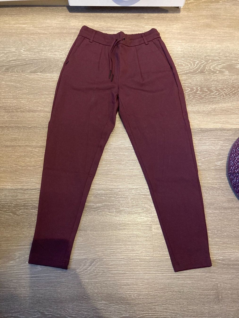 Pantaloni: Weinrote Stoffhose Gr. XS – Usato da Thun venduto da Vans_98