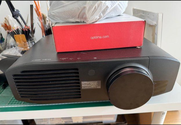 Panasonic Vidéoprojecteurs: Panasonic PT-AT6000E + Zubehör – D'occasion à Basel par Alexander_Hofmann 1