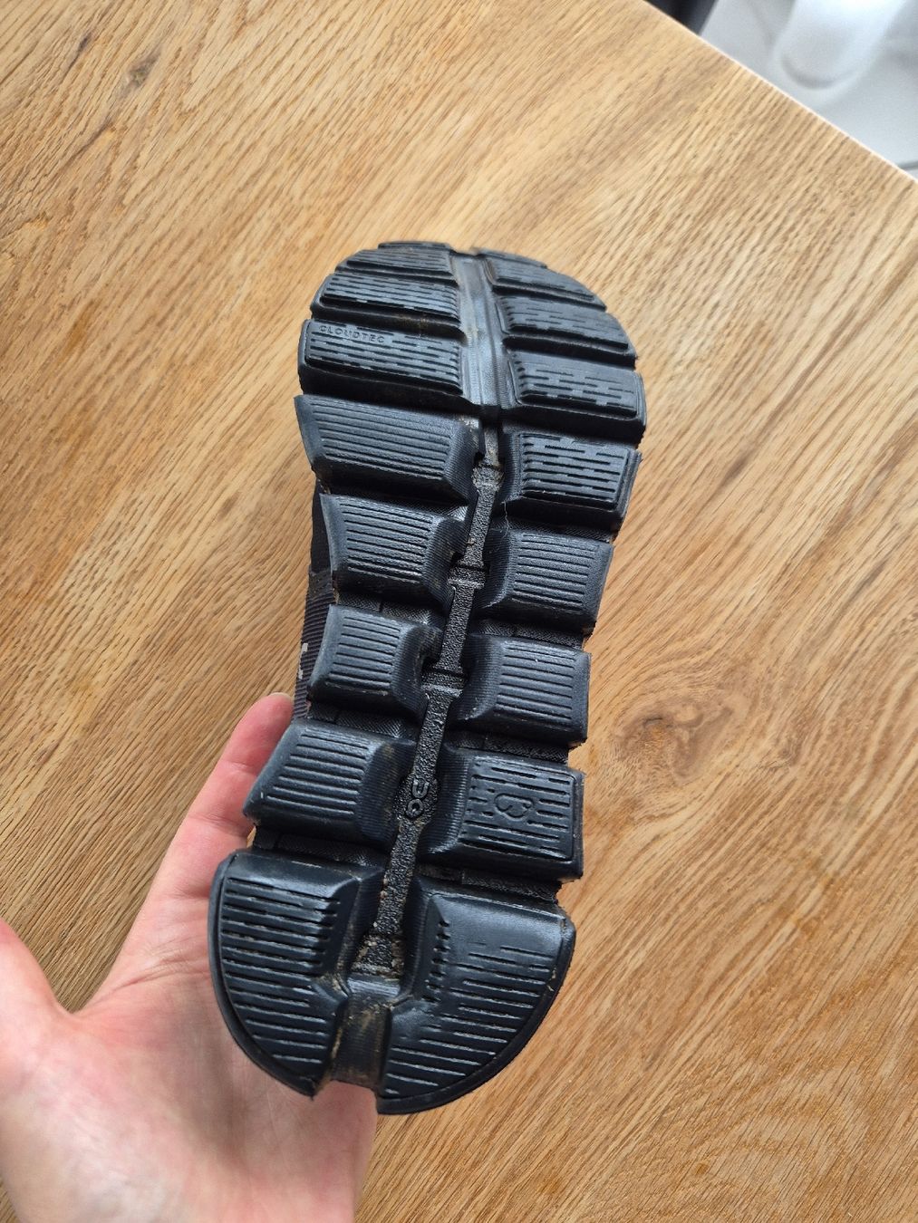 On Damenschuhe: Neuwertiger wasserfester On Cloud Grösse 37 – Gebraucht aus Tuggen von Sarabaet 2