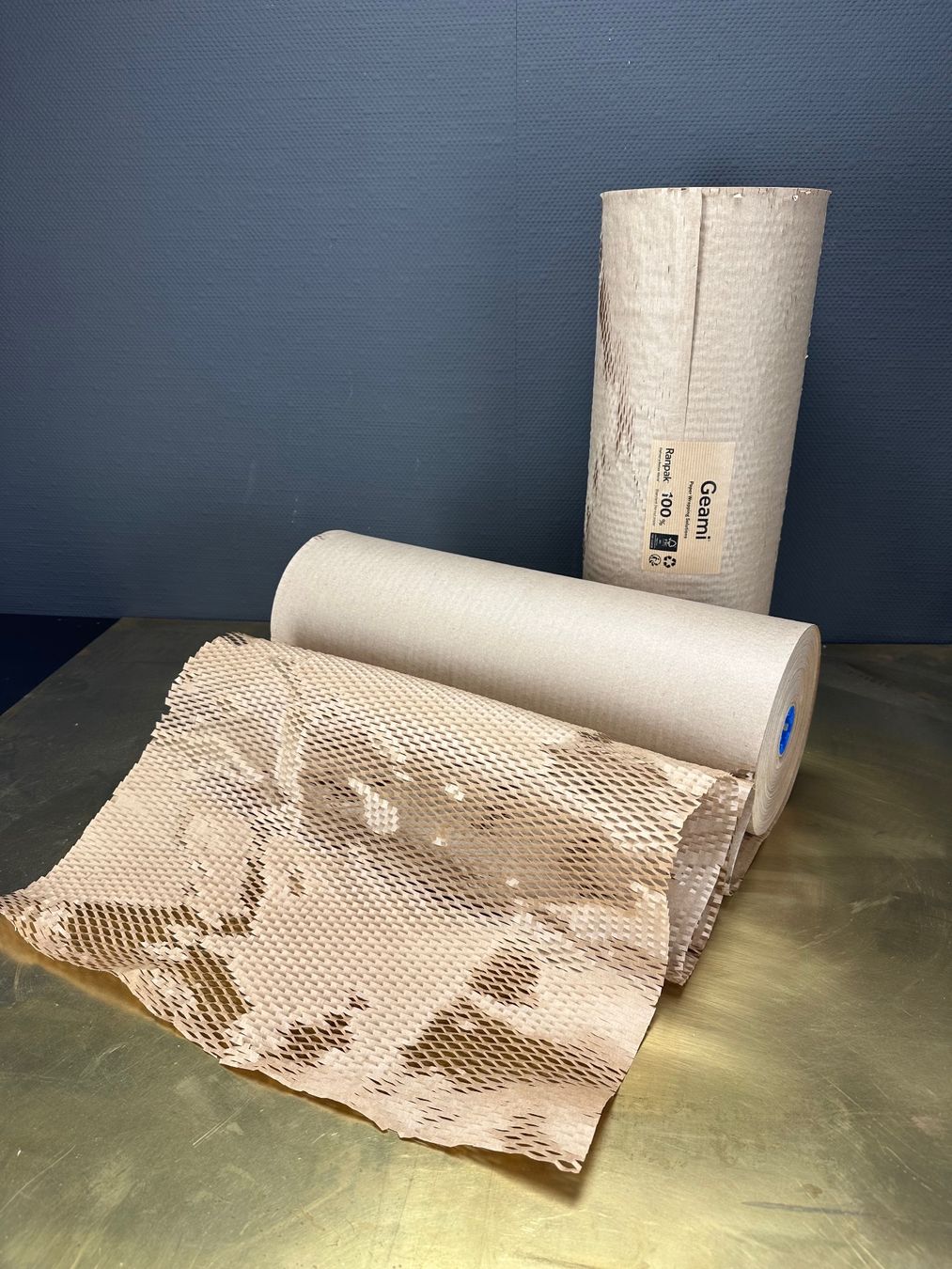 Materiale di riempimento: 2x Verpackungspapier, Polstermaterial, Versand, Polster – Usato da Laufenburg venduto da Sirluger