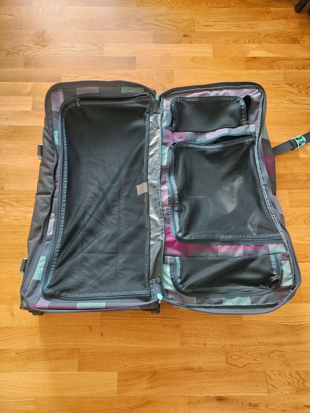 Dakine Reisekoffer: Dakine Reisetasche mit Rollen – Gebraucht aus Rüti ZH von looren94 2