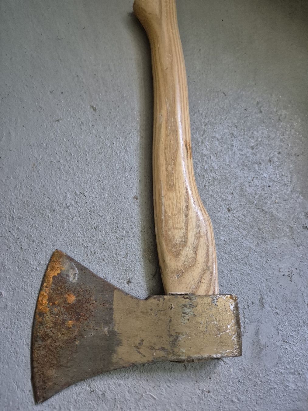 Tous les outils: 2 Beile mit Holzstiel gebraucht – D'occasion à Wimmis par Tigi37 1
