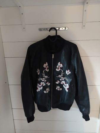 Herbstliche Übergangsjacke, Grösse M, schwarz, mit Blumenmus