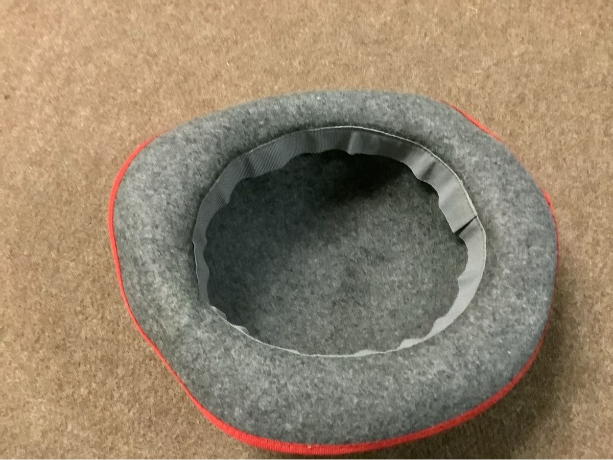 Chapeaux, bonnets & casquettes: Filzhut Grau mit rotem Band, Gr. 55 – D'occasion à Adlikon b.Regensdf par Abraxas09 3