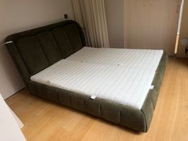 Neuwertiges Polsterbett in Dunkelgrün / Olive – 180 × 200 cm