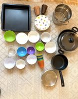 Pfannen ,Teller, Kaffeetassen, Schüsseln, Becher, Blech