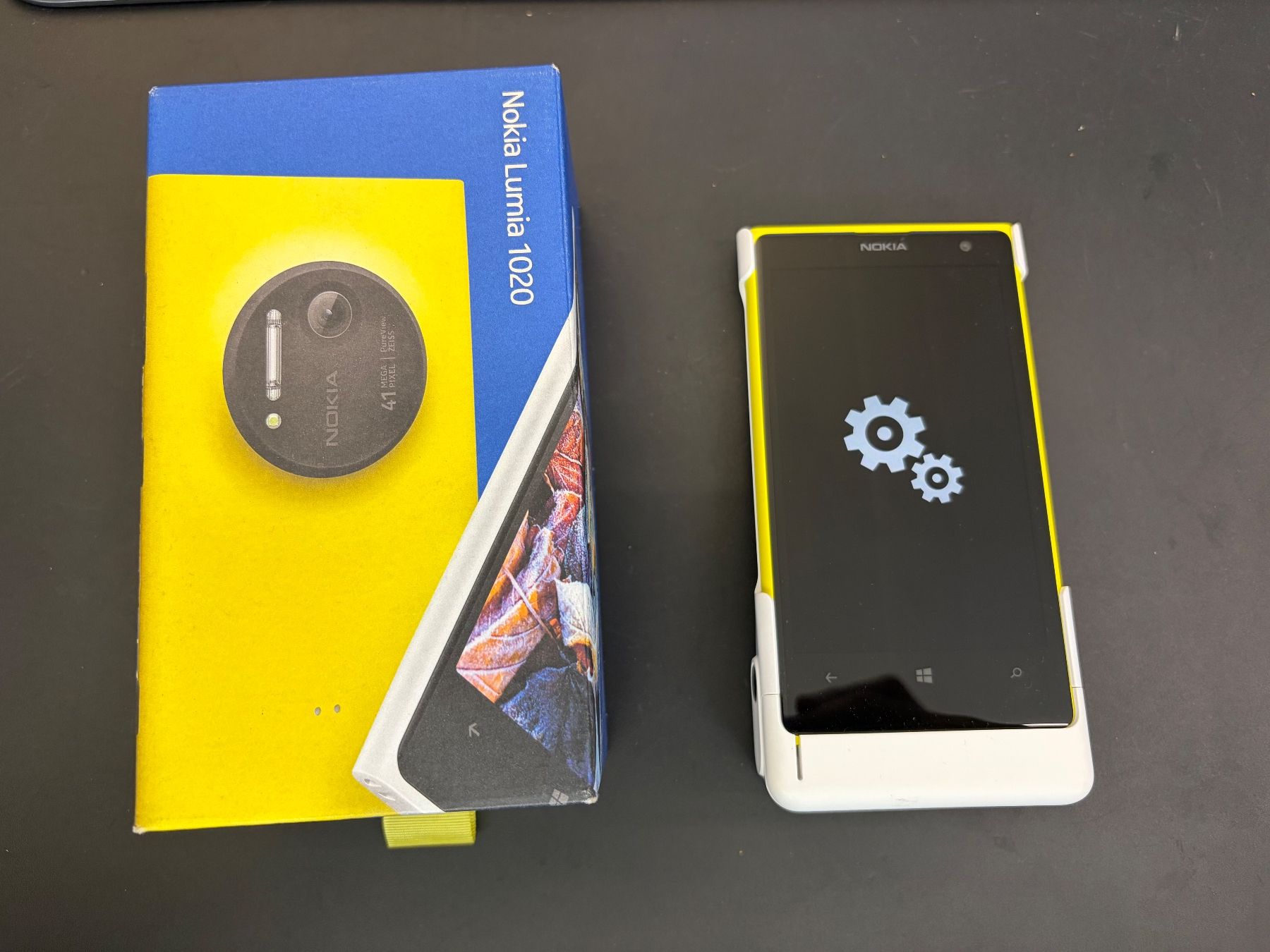 Nokia Handys / Smartphones: Nokia Lumia 1020 + Kamera Grip – Neu (gemäss Beschreibung) aus Aarburg von Wendepunkt_Fundgrube 7