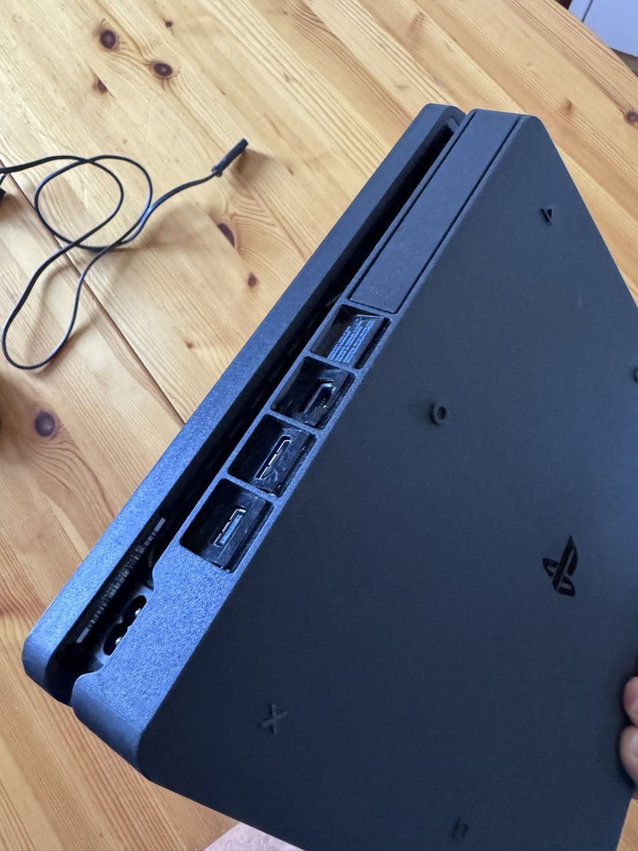 Sony Console: Console Sony PlayStation 4 Slim avec manette et cbles – Usato da Vesenaz venduto da miguelfdfrade 3