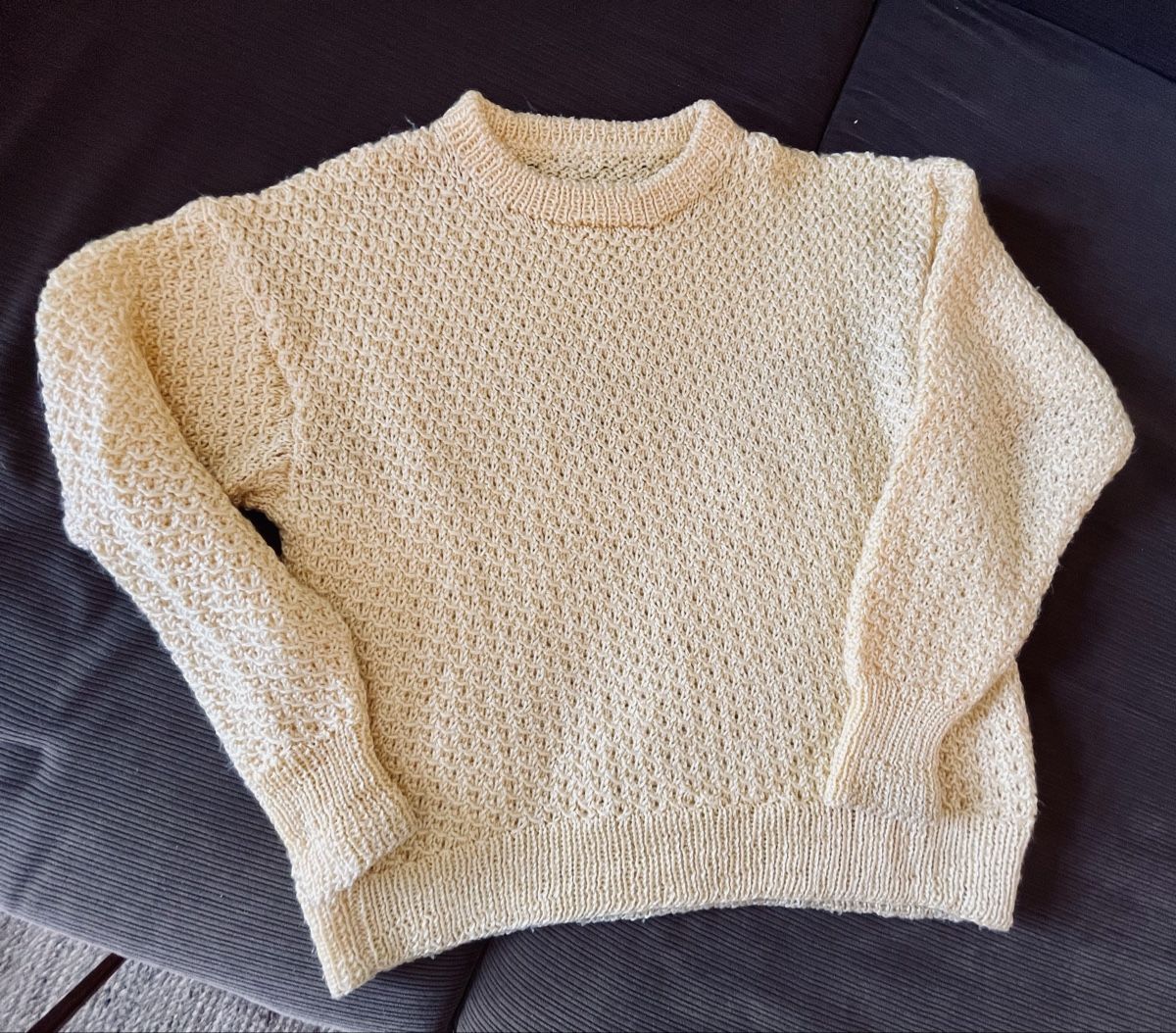 Pullover & Sweatshirts: Handgestrickter Damenpullover | Gelb / Creme -Strukturmuster – Gebraucht aus Zürich von Hypera