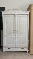 Wunderschöner antiker Massivholzschrank – robust & zeitlos