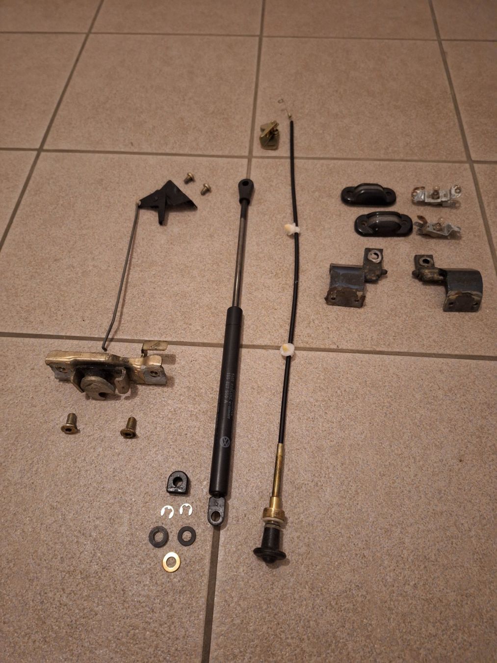 VW Tutti pezzi di ricambio auto: VW Golf 1 Cabrio Kleinteile-Set Heckklappe usw. – Usato da Marbach LU venduto da seven014