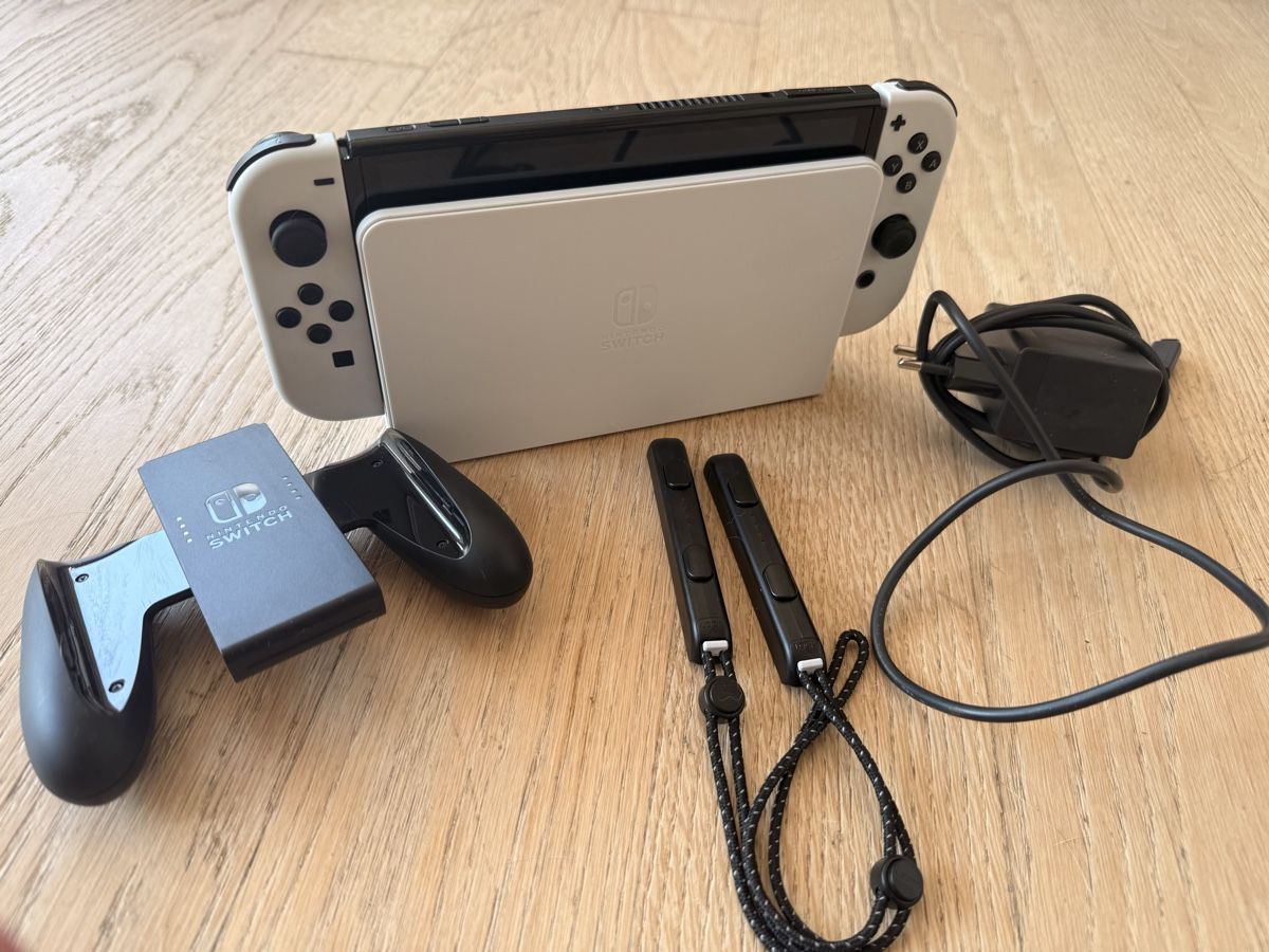 Nintendo Consoles: Nintendo Switch Oled – D'occasion à Zofingen par Vivibibi28
