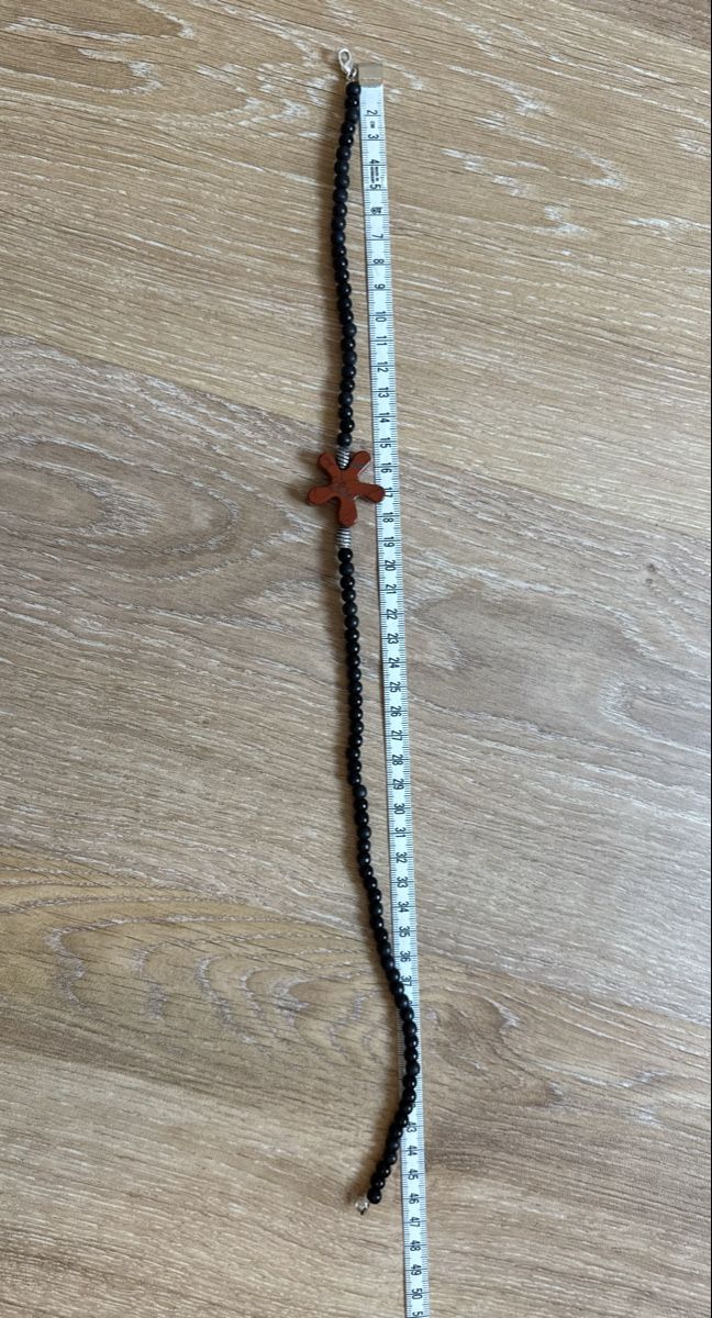 Catenine: Collier perles noires avec fleur – Usato da Tavannes venduto da Thriftshop 3