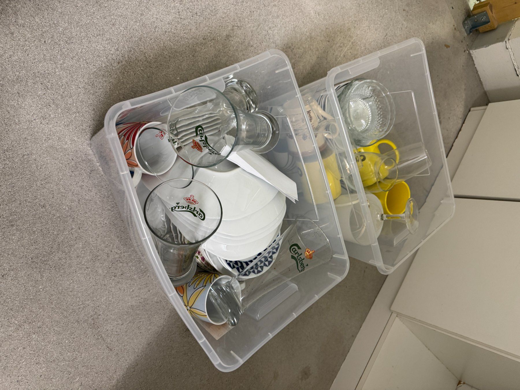 Services de table: Box of Mixed Glassware & Dishes – D'occasion à Zürich par dazzy_91
