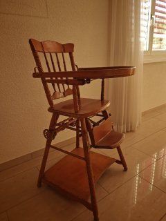 Tutte le decorazioni: Antiker Kinderhochstuhl aus Holz – Usato da Lenzburg venduto da Laranna_LBC