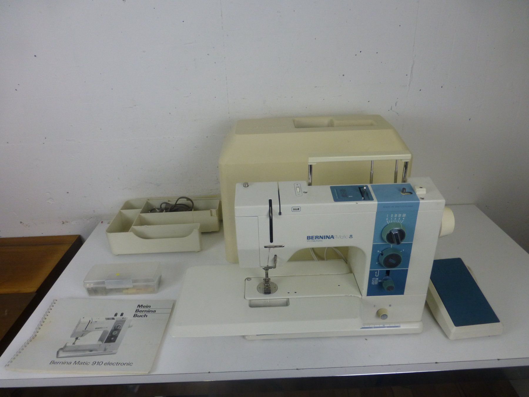 Bernina Macchine da cucire: Nähmaschine Bernina 910 mit Koffer – Usato da Fahrweid venduto da ekv