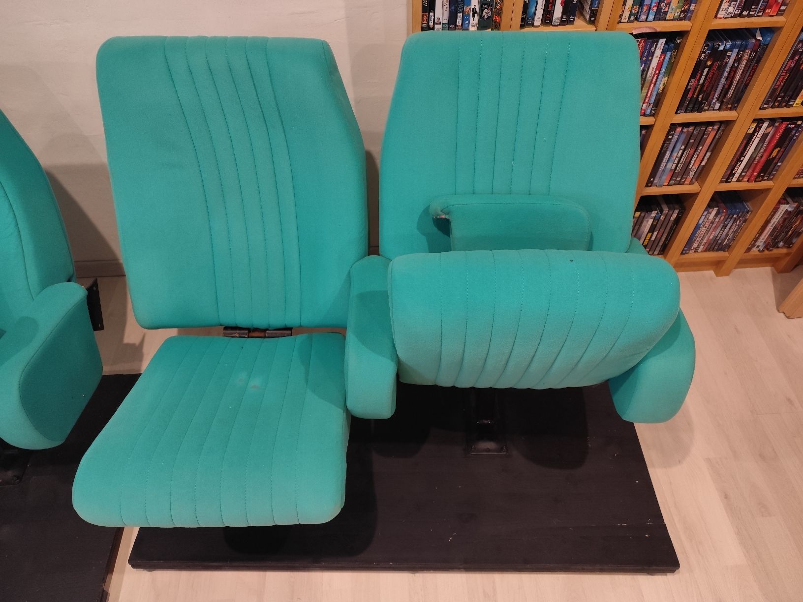 Poltrone: Fauteuils de cinéma vintage, vert turquoise  – Difettoso da Pieterlen venduto da laeti_2002 1