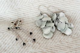 2 paires de boucles d'oreille en métal léger