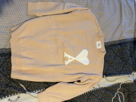 Pull AMI Paris beige clair avec logo blanc, taille standard