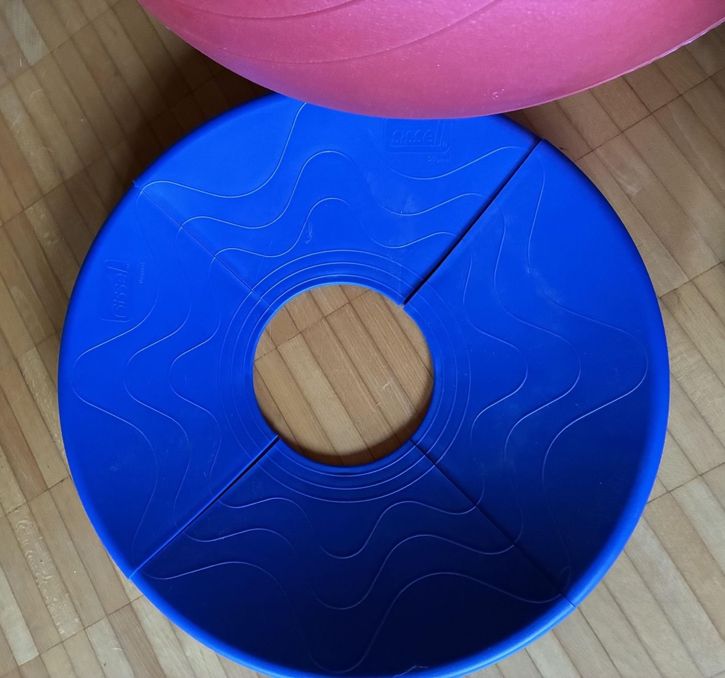 Bälle: Sissel Gymnastikball / Sitzball SECUREMAX rot 65cm – Gebraucht aus Oberkulm von Weberlisa 3