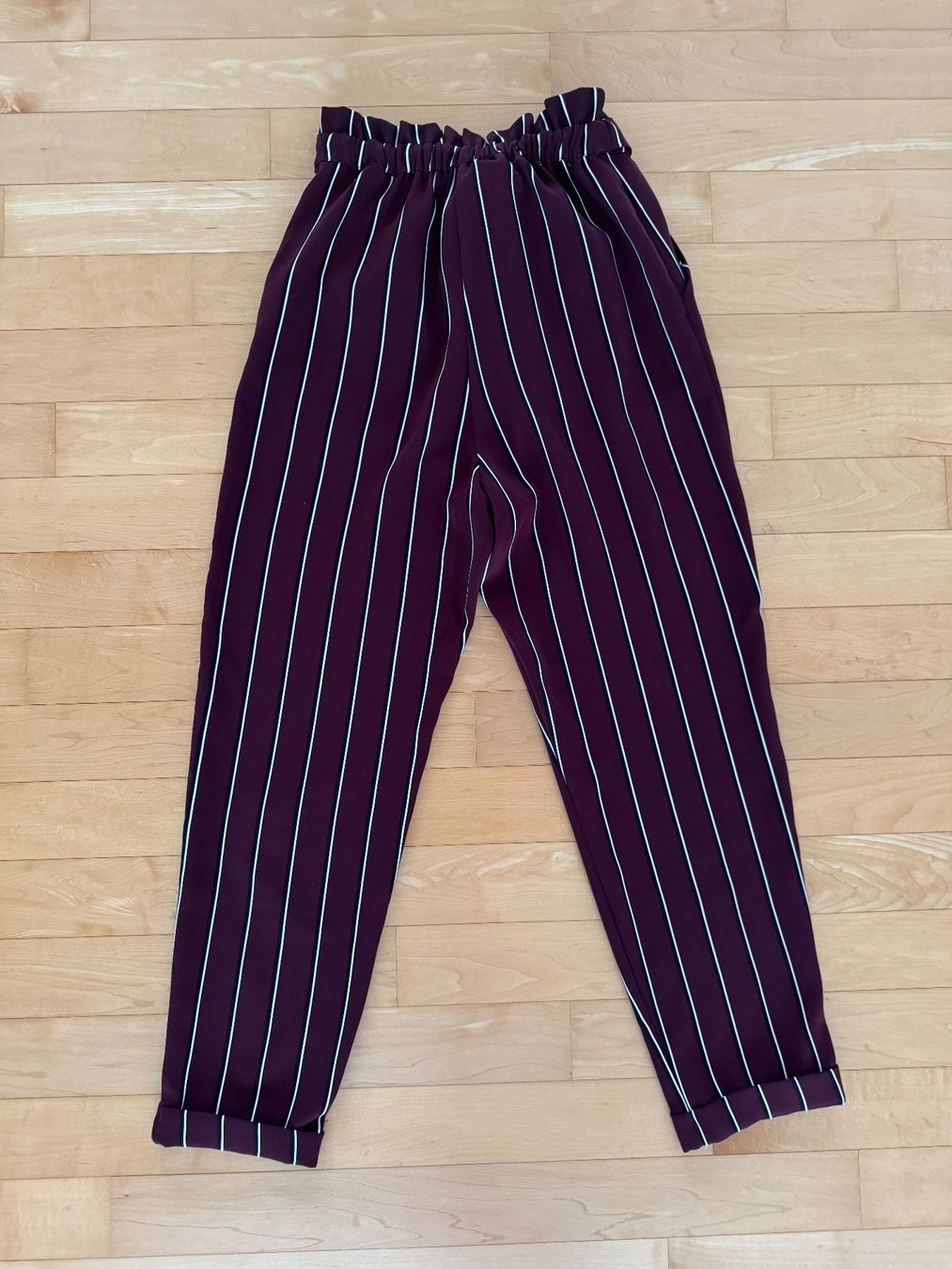Pull&Bear Pantalons: Gestreifte Stoffhose mit Bindegürtel, Pull & Bear – D'occasion à Urdorf par roses202 1