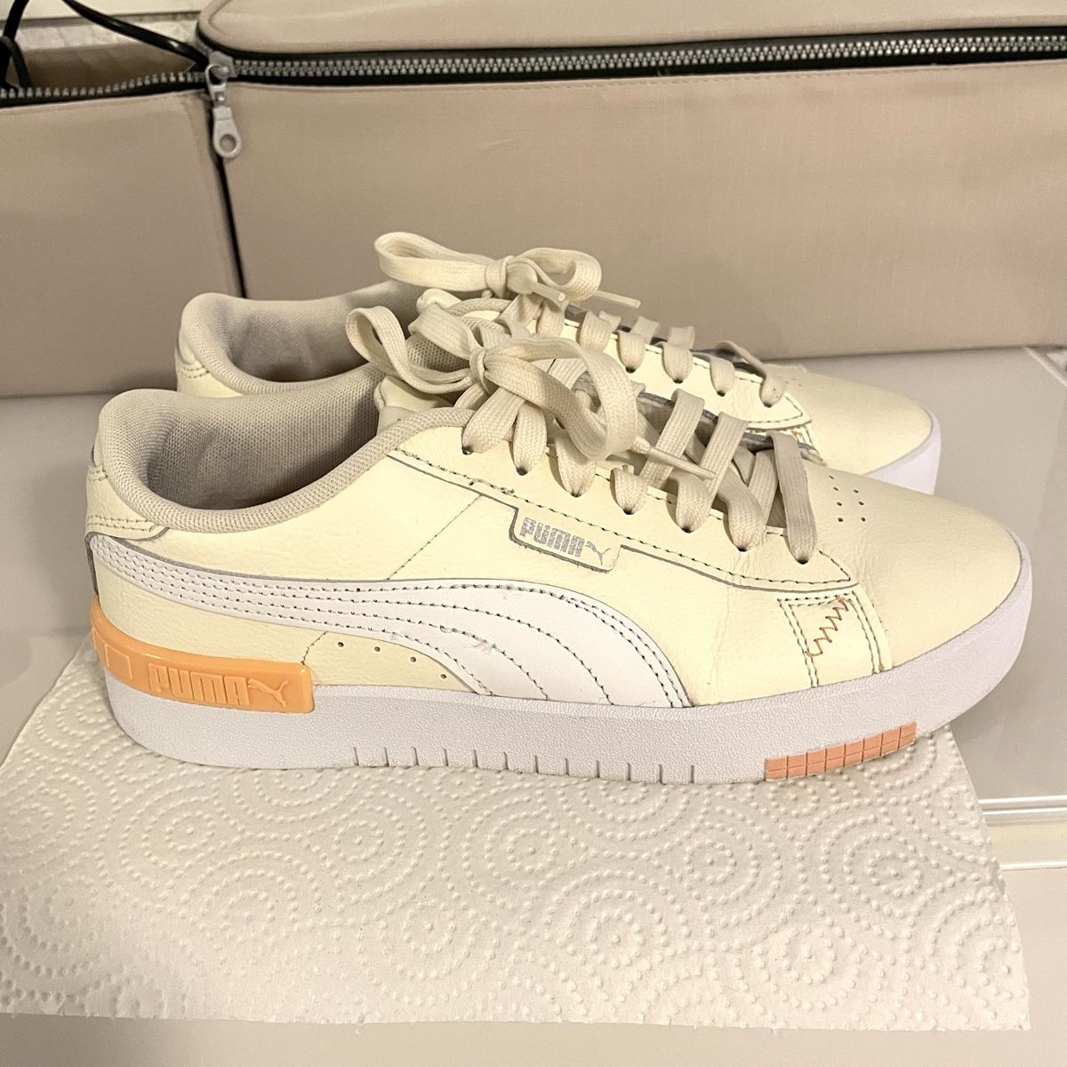 Puma Scarpe da donna: wie NEU: Puma Jada Sneaker beige Gr.39 – Nuovo (secondo la descrizione) da Bellach venduto da Dreamer2501 1