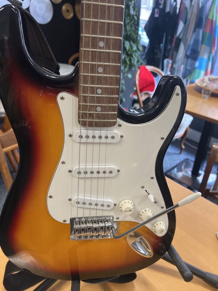 Musikinstrumente: E-Gitarre Sunburst mit Gitarrenständer – Gebraucht aus Rorschach von TrendyDeals 1