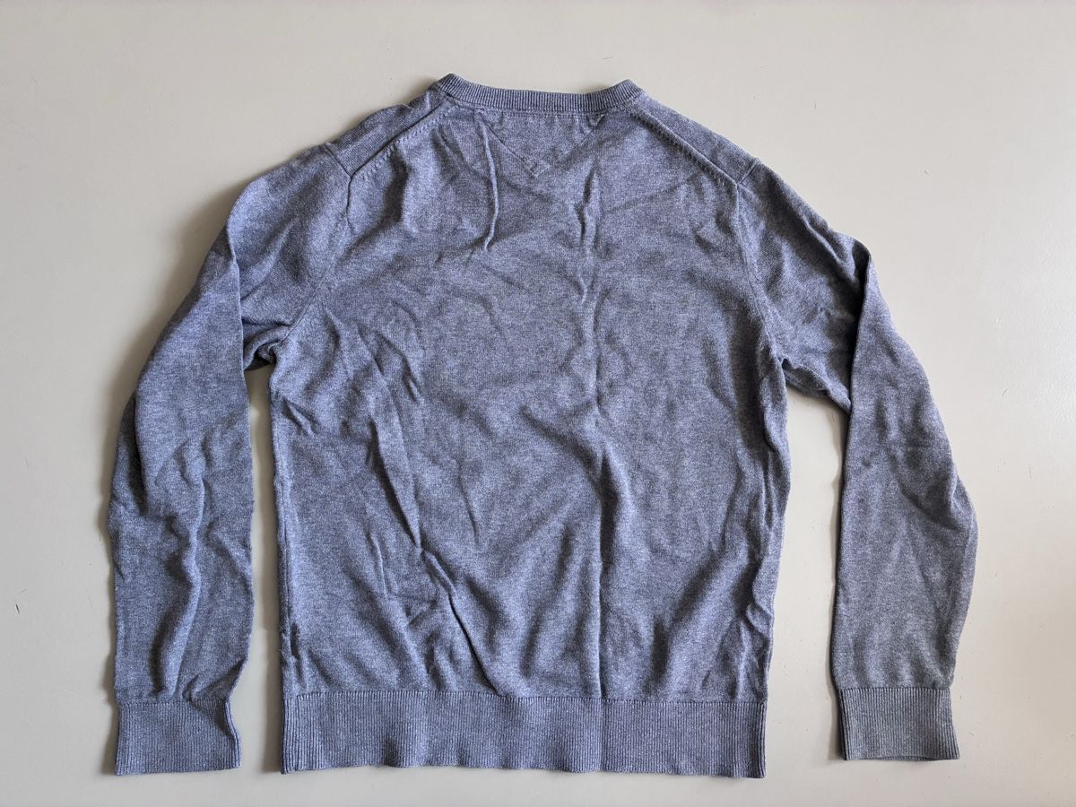 Tommy Hilfiger Maglioni & Felpe: Tommy Hilfiger grey V-neck sweater, men's size medium – Usato da Zürich venduto da and_bbr2 3